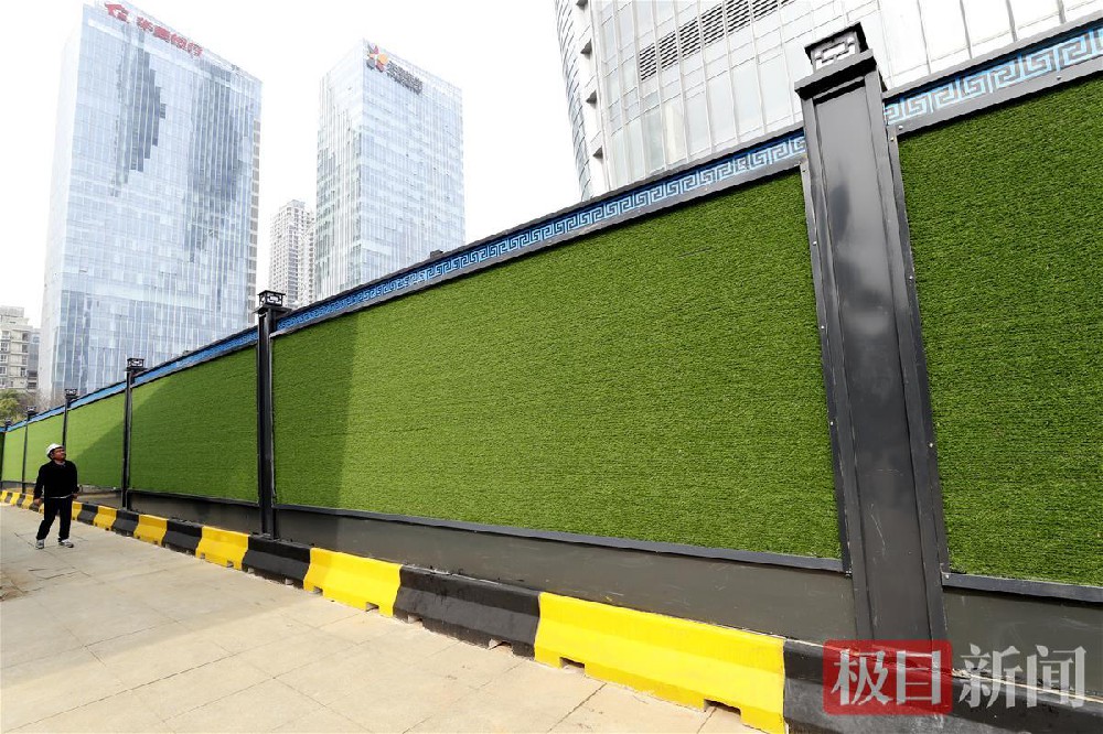 工地圍擋成為城市風(fēng)景線(xiàn)，武漢地鐵新型裝配式圍擋亮相